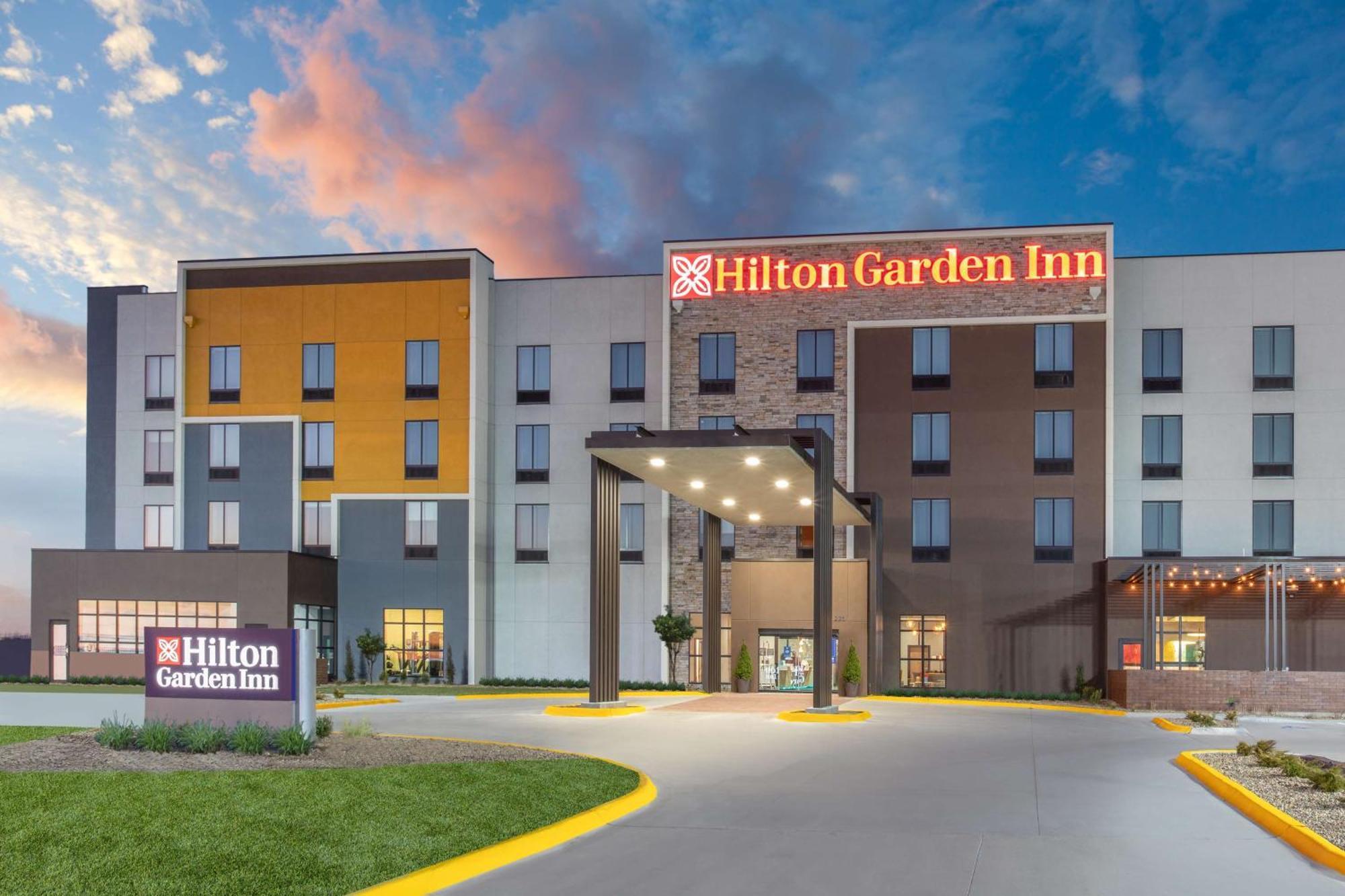 Hilton Garden Inn Hays, Ks Экстерьер фото