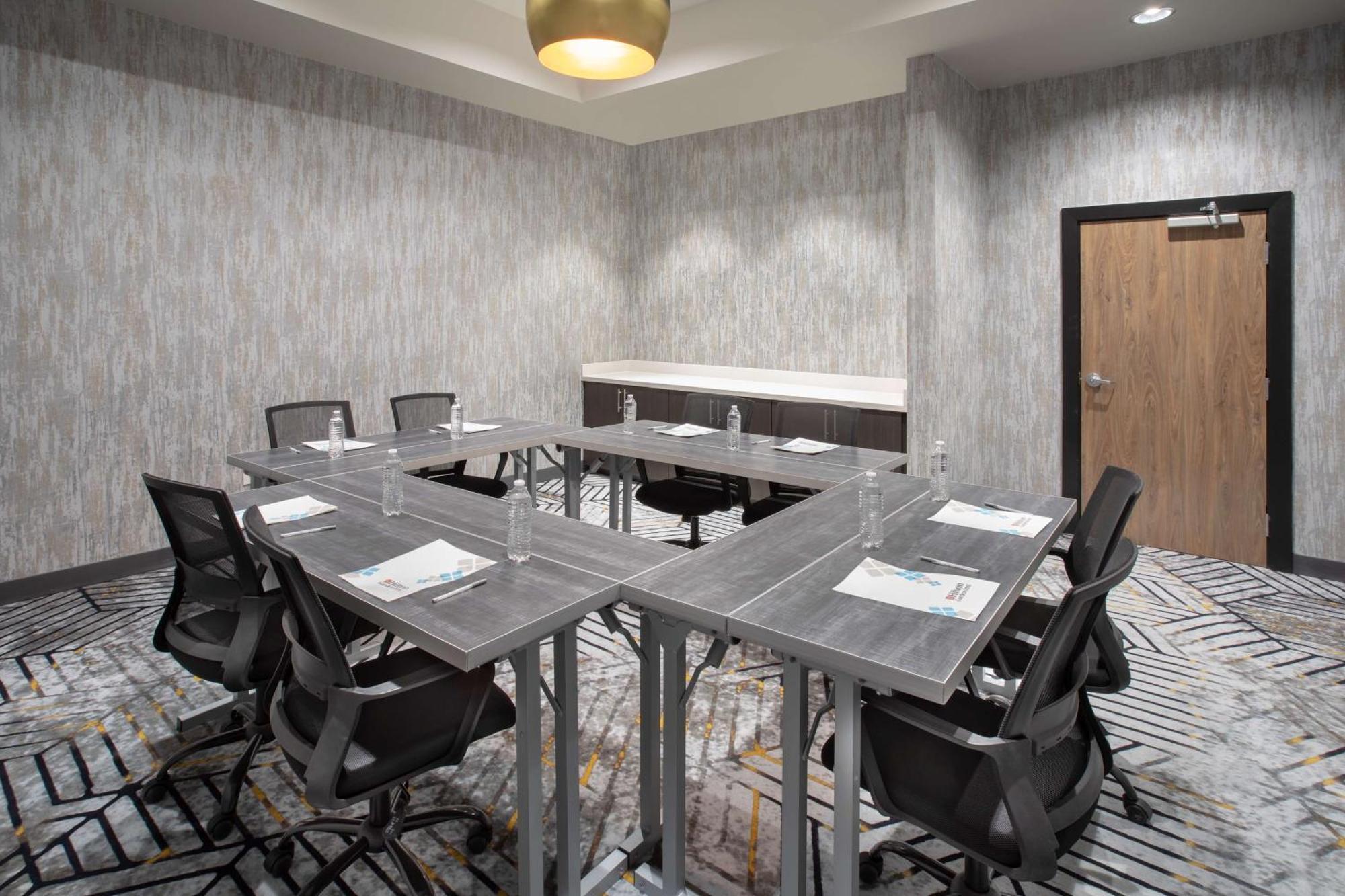Hilton Garden Inn Hays, Ks Экстерьер фото